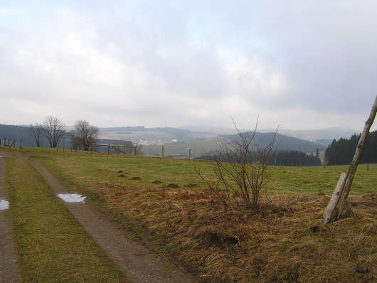 Oberhalb von Küstelberg. Im Hintergrund lässt sich Grönebach erahnen.